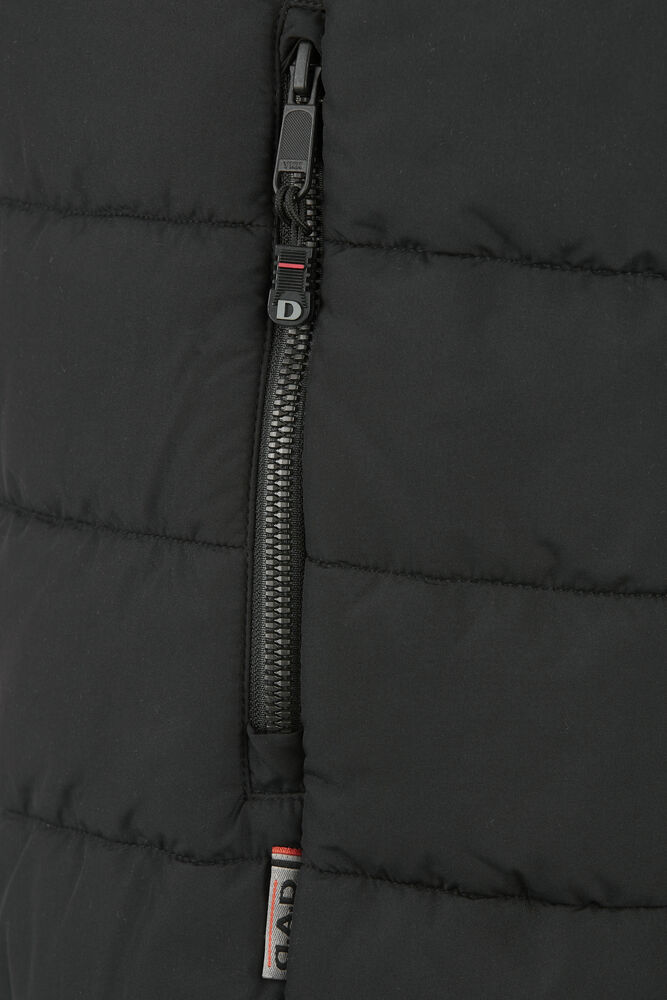 131552-990_Finley-Vest_Black_Detalj