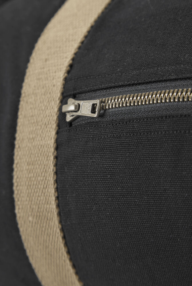 141034-990_CanvasDufflebag_Black_Closeup2