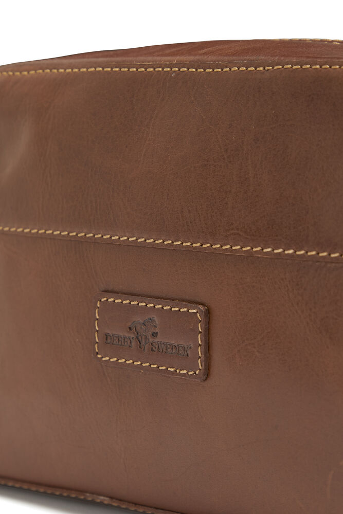 158955-530_LeatherLineToilettcase_Cognac_Closeup2