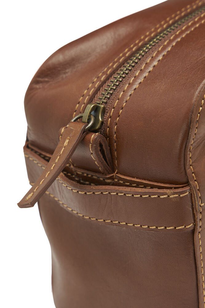 158955_LeatherLineToilettcase_Cognac_Closeup1