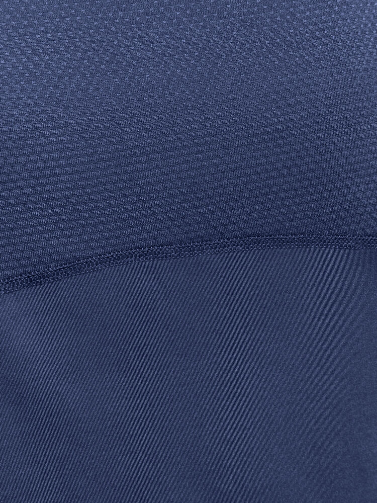 1908752-396000_ADV-Essence-SL-Tee_Closeup3