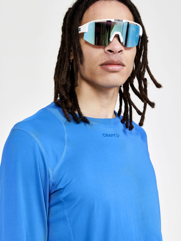 1908754-340000_ADV-Essence-LS-Tee-M_Closeup3