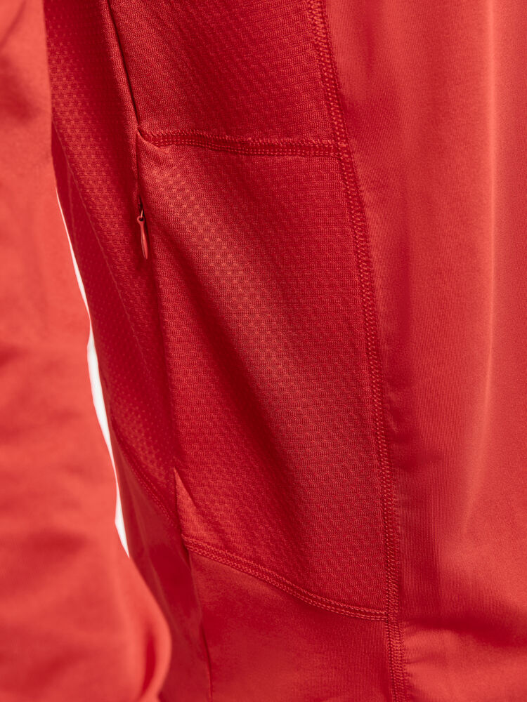 1908754-430000_ADV-Essence-LS-Tee_Closeup3