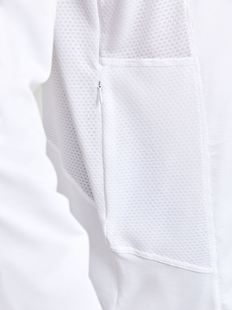 1908754-900000_ADV-Essence-LS-Tee_Closeup4