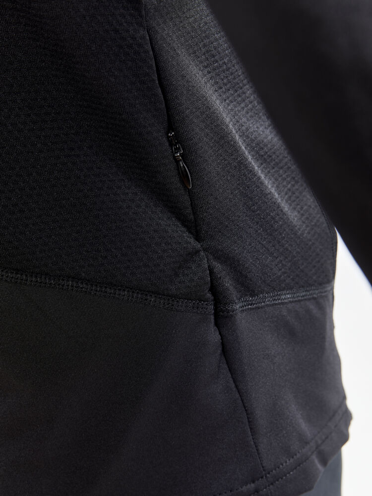 1908754-999000_ADV-Essence-LS-Tee_Closeup4