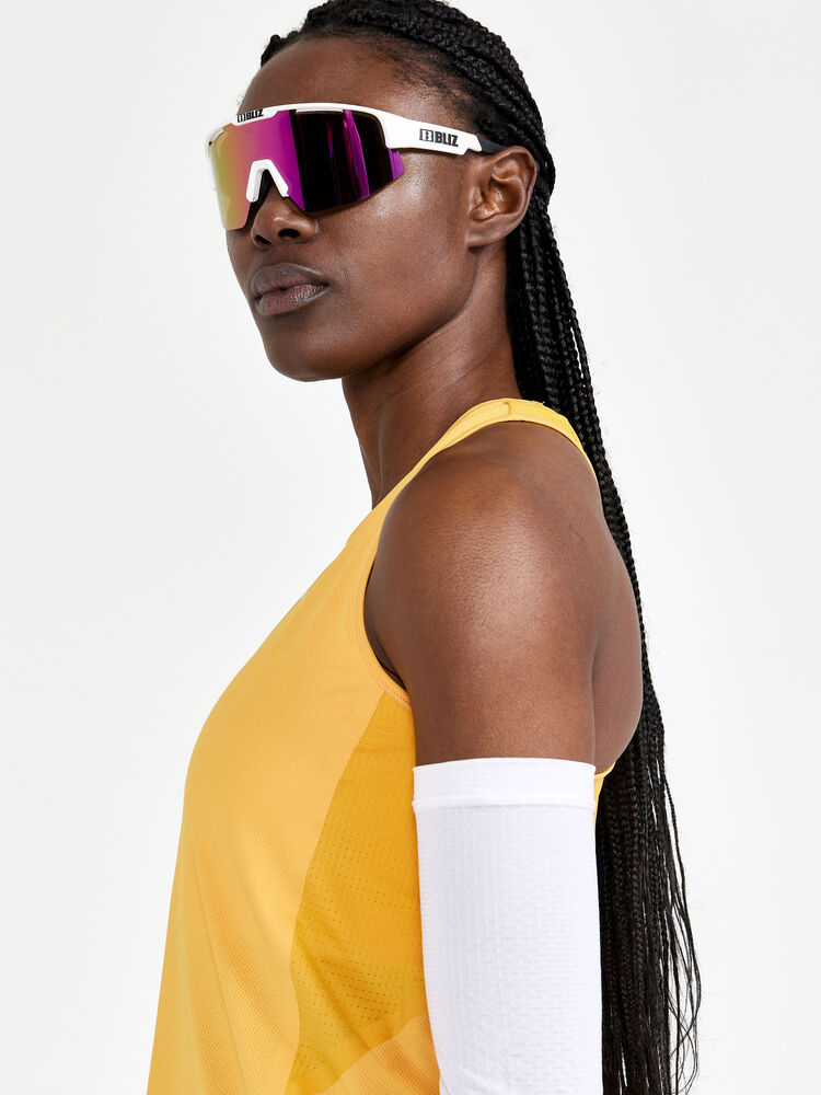 1910435-543000_PRO-Hypervent-Singlet-W_Closeup3