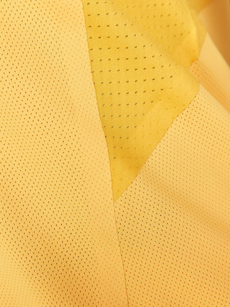 1910435-543000_PRO-Hypervent-Singlet-W_Closeup4