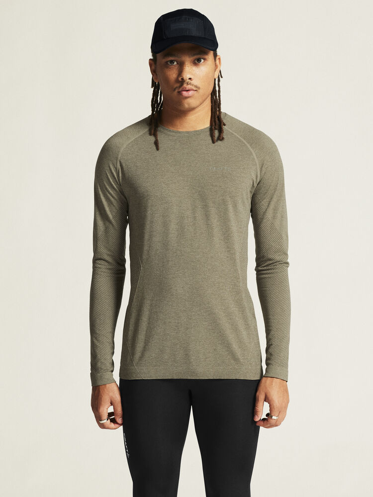 1911157-237000_CORE-Dry-Active-Comfort-LS-M_closeup4