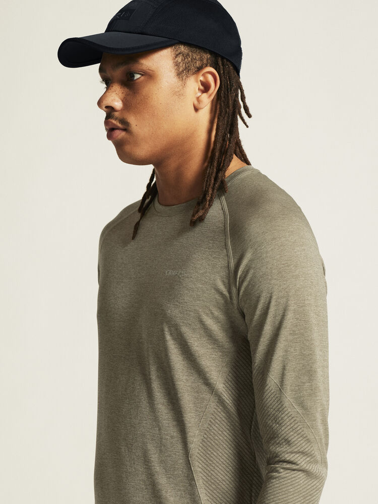 1911157-237000_CORE-Dry-Active-Comfort-LS-M_closeup5