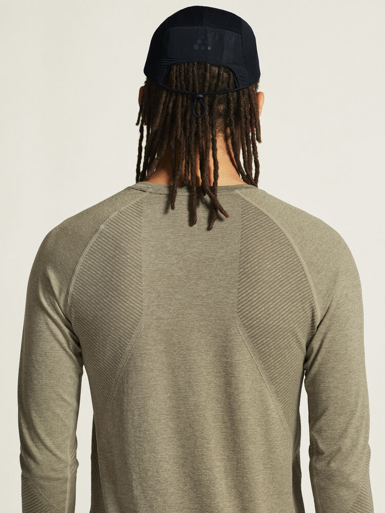 1911157-237000_CORE-Dry-Active-Comfort-LS-M_closeup6