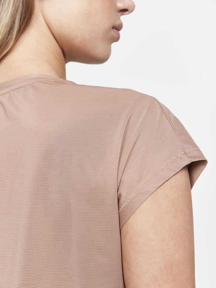 1911242-224000_Core-Essence-SS-Tee-W_Closeup4