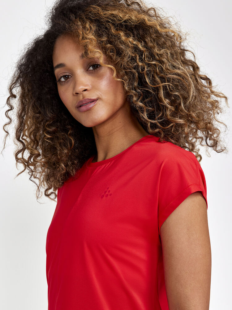 1911242-419000_Core-Essence-SS-Tee-W_Closeup3