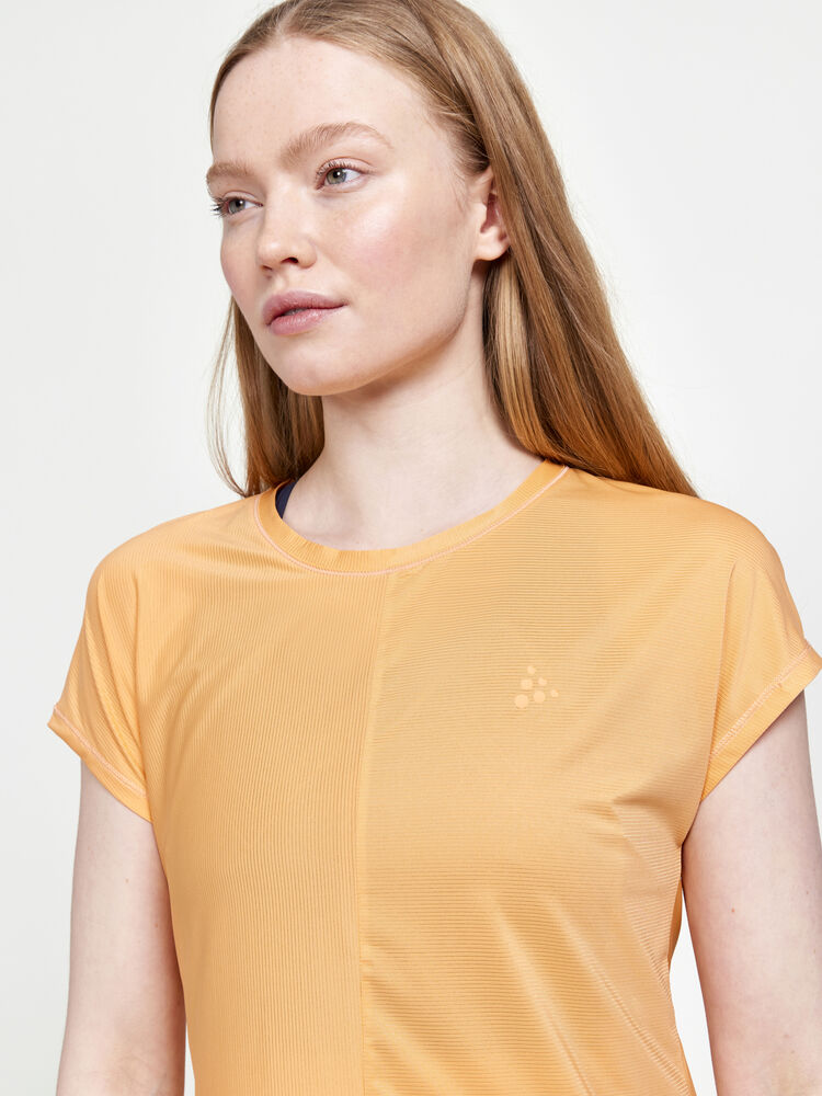 1911242-582000_Core-Essence-SS-Tee-W_Closeup3