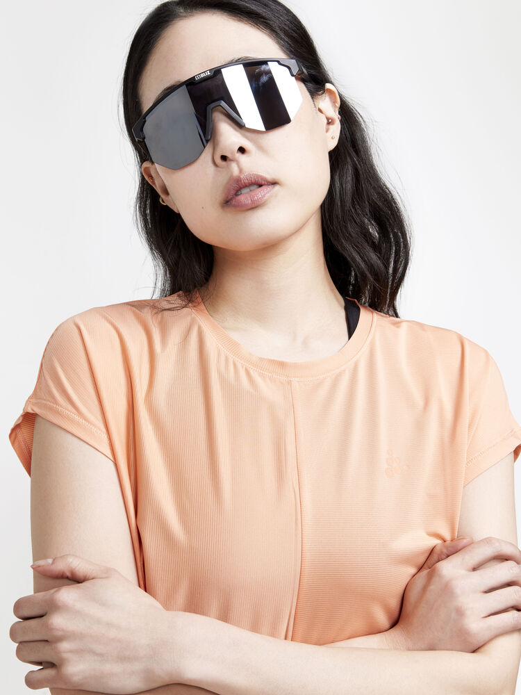 1911242-716000_Core-Essence-SS-Tee-W_Closeup4