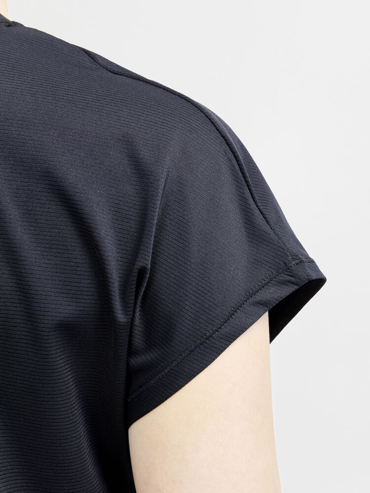 1911242-999000_CORE-Charge-Rib-Tee-W_Closeup3