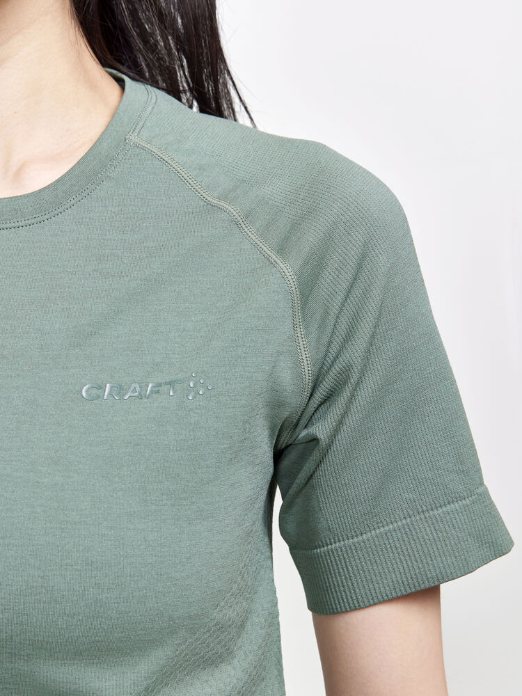 1911677-687000_CORE-Dry-Active-Comfort-SS-W_Closeup4