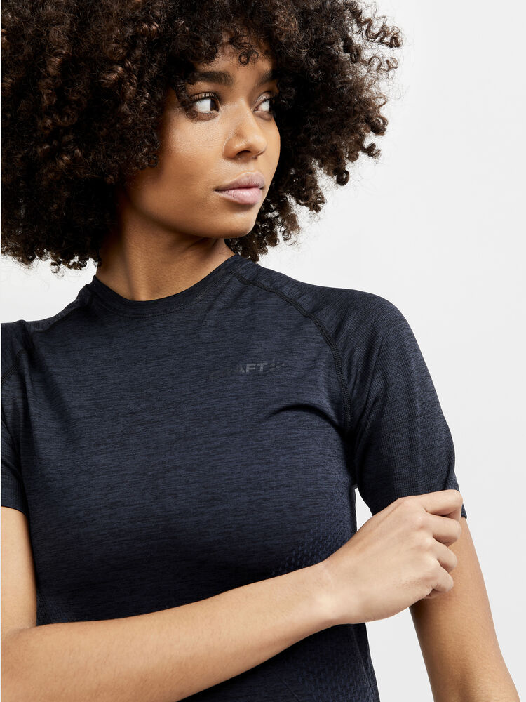 1911677-999000_CORE-Dry-Active-Comfort-SS-W_Closeup3