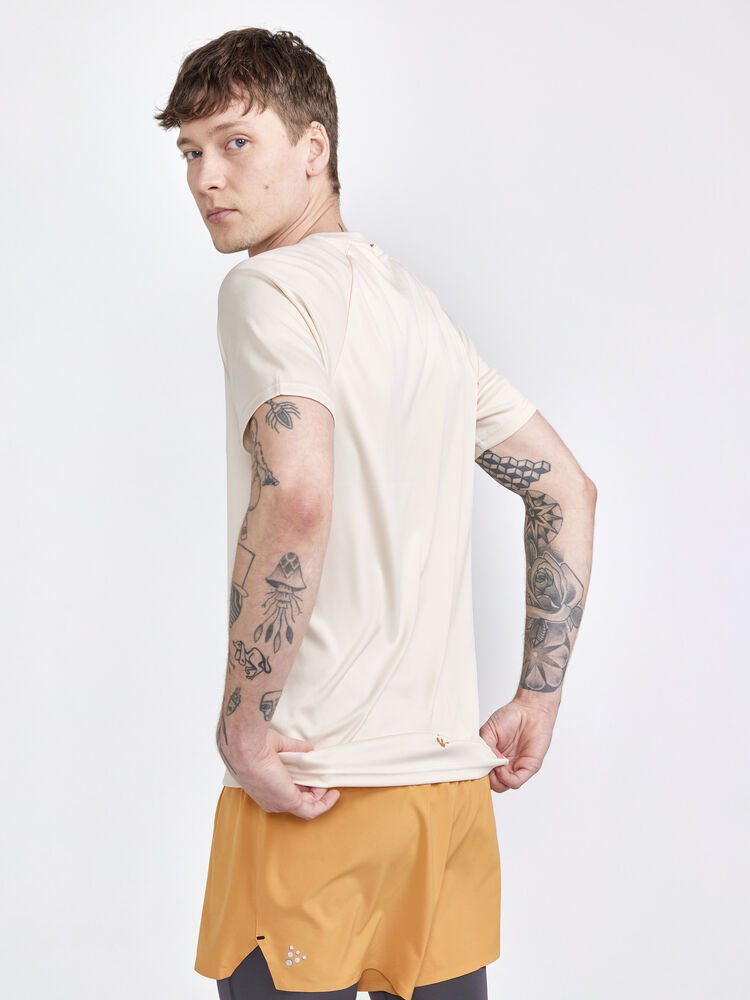 1911786-211000_Core-Essence-Logo-Tee-M_Closeup2