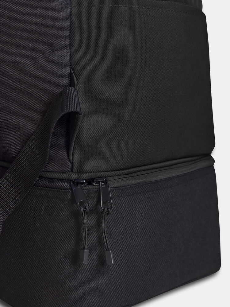 1914379-999000_Squad-2.0-Shoe-Backpack-26L_Closeup2