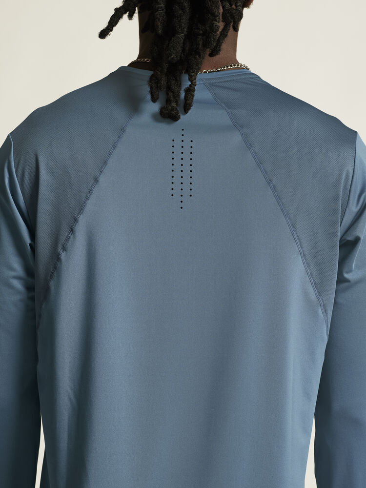 1914793-376000_ADV-Essence-LS-Tee-2-M_closeup6