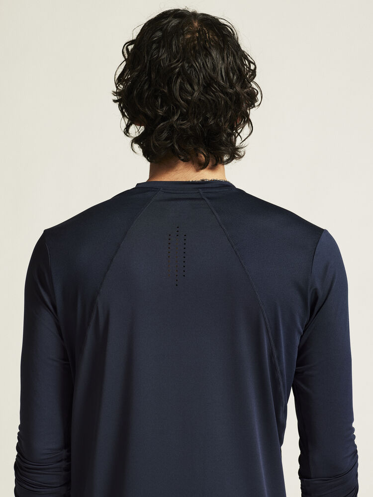 1914793-396000_ADV-Essence-LS-Tee-2-M_closeup6