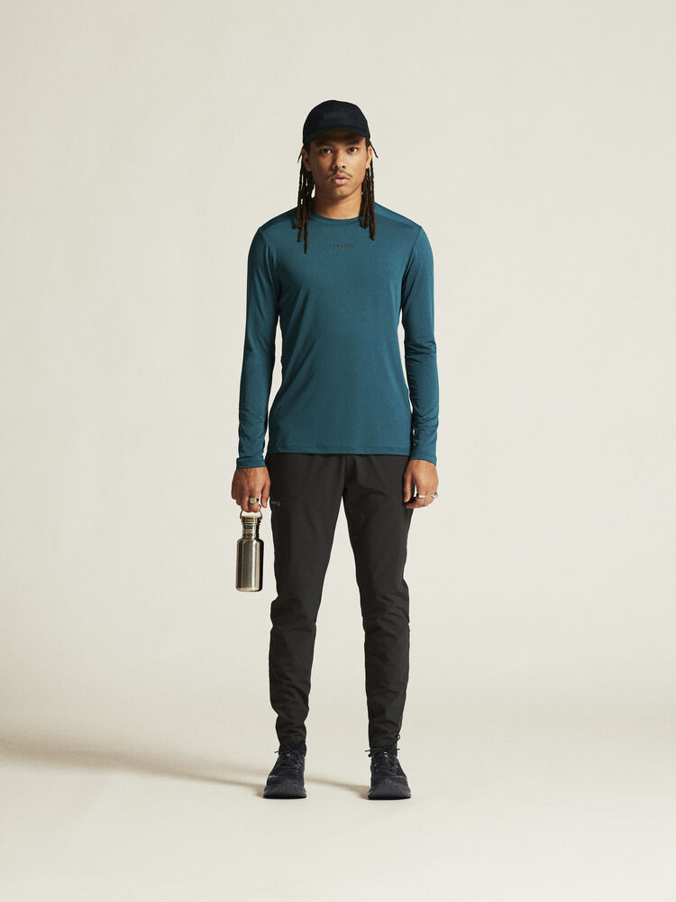 1914793-629000_ADV-Essence-LS-Tee-2-M_closeup1