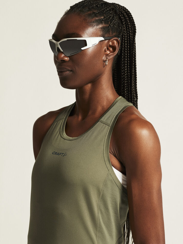 1914796-664000_ADV-Essence-Singlet-2-W_closeup5