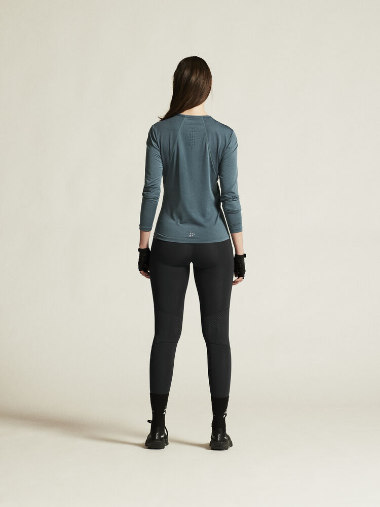 1914797-387000_ADV-Essence-LS-Tee-2-W_closeup3