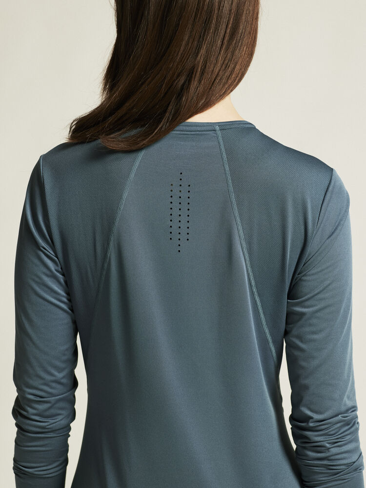 1914797-387000_ADV-Essence-LS-Tee-2-W_closeup6