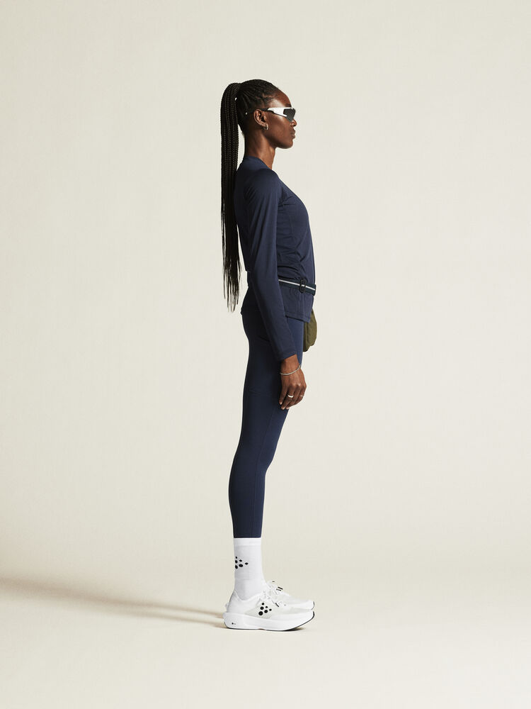 1914797-396000_ADV-Essence-Ls-Tee-2-W_closeup2