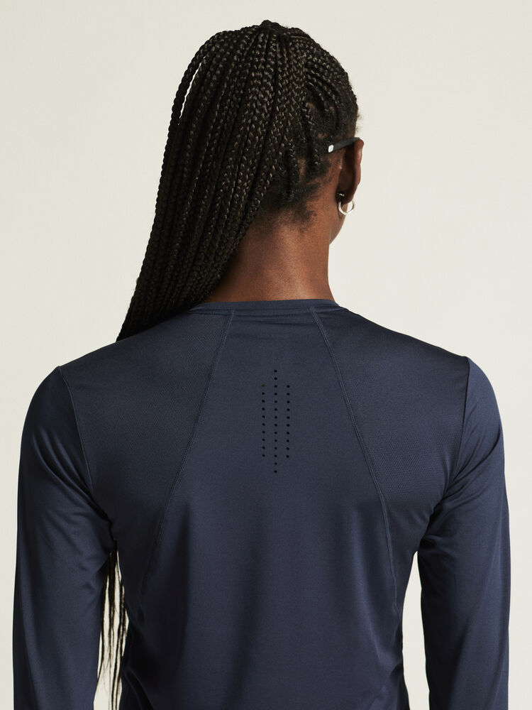 1914797-396000_ADV-Essence-Ls-Tee-2-W_closeup6