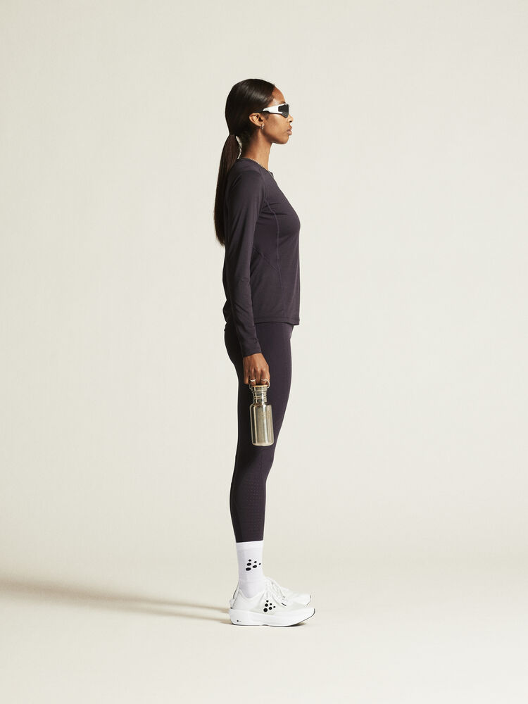 1914797-499000_ADV-Essence-LS-Tee-2-W_closeup2