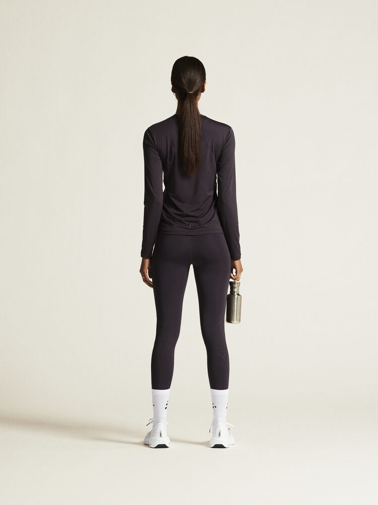 1914797-499000_ADV-Essence-LS-Tee-2-W_closeup3