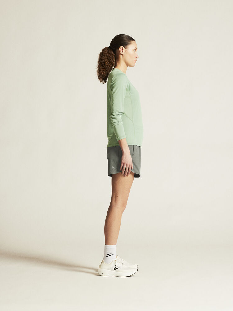 1914797-630000_ADV-Essence-LS-Tee-2-W_closeup2