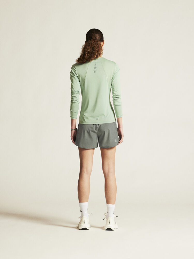 1914797-630000_ADV-Essence-LS-Tee-2-W_closeup3