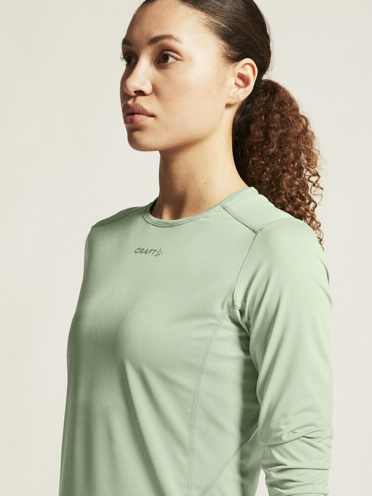 1914797-630000_ADV-Essence-LS-Tee-2-W_closeup5