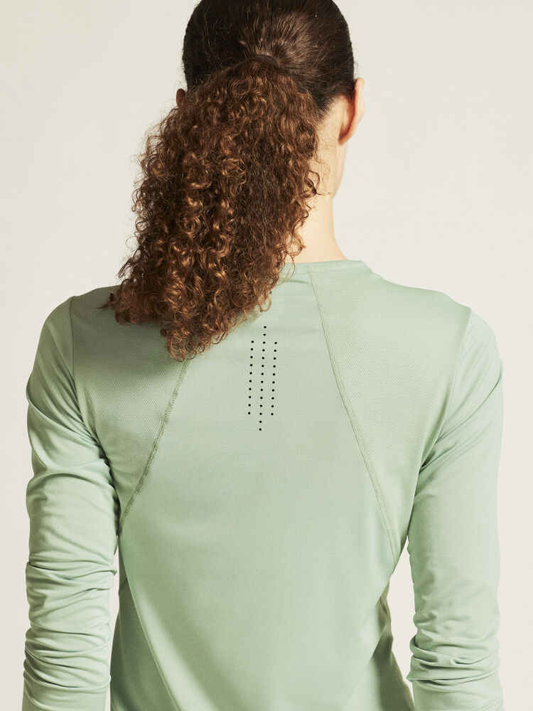 1914797-630000_ADV-Essence-LS-Tee-2-W_closeup6