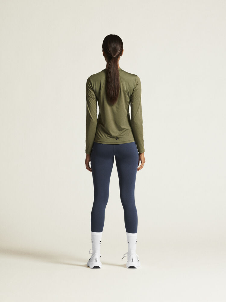 1914797-664000_ADV-Essence-LS-Tee-2-W_closeup3