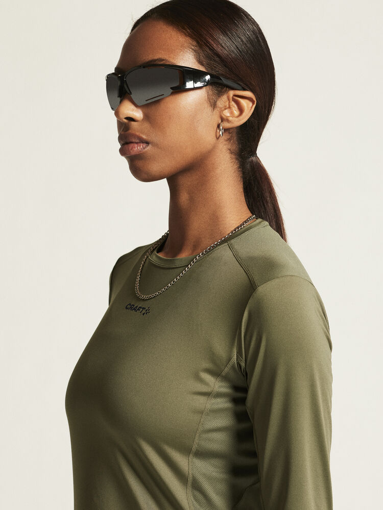 1914797-664000_ADV-Essence-LS-Tee-2-W_closeup5