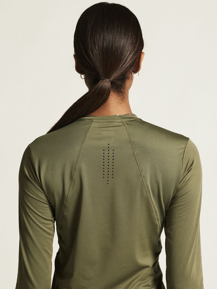 1914797-664000_ADV-Essence-LS-Tee-2-W_closeup6