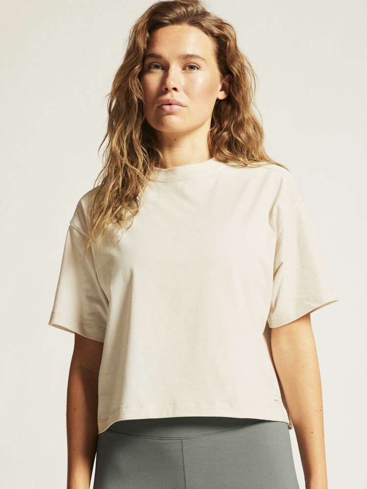1916017-214000_Collective-Relaxed-SS-Tee-W_closeup12