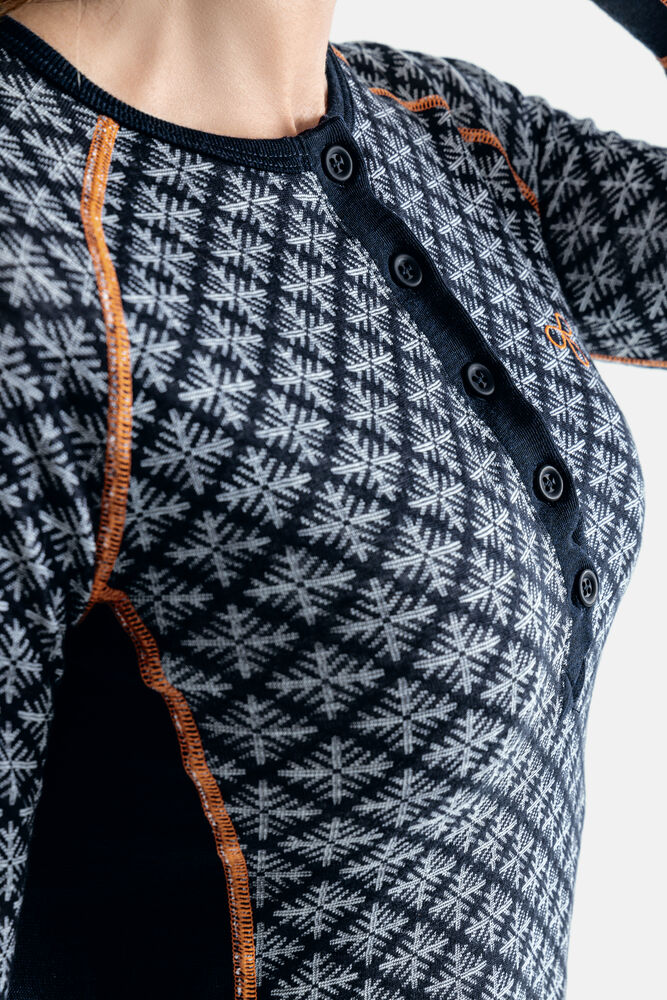 903510-585_TermoSequalJaquardRoundneckbuttonlongsleeve_Blue_closeup